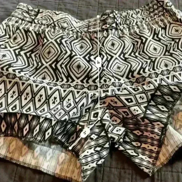J.Crew Black/White Aztec Print Linen Blend Pull On Shorts Size 4 - Picture 4 of 6